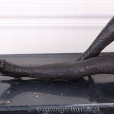 Leżąca kobieta - duża figura z brązu AKT