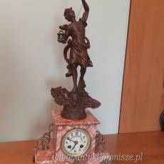 Zegar "Zdobywca" - bardzo ladny porcelanowy cyferblat, rozowy marmur, braz zlocony, bijacy, z figurka z brazu artystycznego: mechanizm numerowany 25515   3/5 : H: 63cm L29cm - poz. 1018