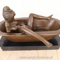 LEŻĄCA KOBIETA W WANNIE akt figura z brązu