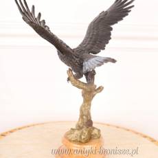 LECĄCY ATAKUJĄCY ORZEŁ FIGURA Z BRĄZU