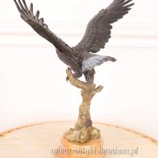 LECĄCY ATAKUJĄCY ORZEŁ FIGURA Z BRĄZU