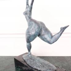 FIGURA Z BRĄZU PATYNA-KOBIETA NA MARMURZE