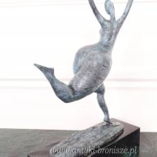FIGURA Z BRĄZU PATYNA-KOBIETA NA MARMURZE