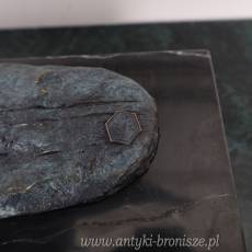 FIGURA Z BRĄZU PATYNA-KOBIETA NA MARMURZE