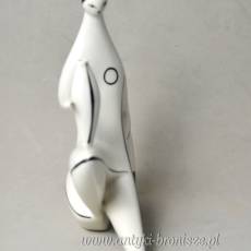 Rzeźba kobieta z wazonem porcelana Zsolnay projekt Török János 1960r biało czarna kolorystyka