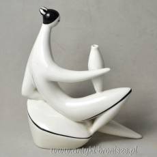Rzeźba kobieta z wazonem porcelana Zsolnay projekt Török János 1960r biało czarna kolorystyka