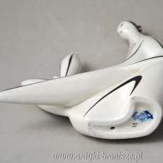 Rzeźba kobieta z wazonem porcelana Zsolnay projekt Török János 1960r biało czarna kolorystyka