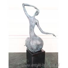 KOBIETA NA MARMURZE PATYNA -FIGURA Z BRĄZU