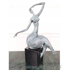 KOBIETA NA MARMURZE PATYNA -FIGURA Z BRĄZU