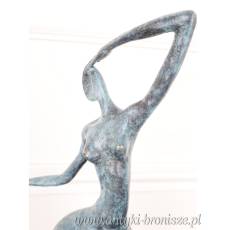 KOBIETA NA MARMURZE PATYNA -FIGURA Z BRĄZU