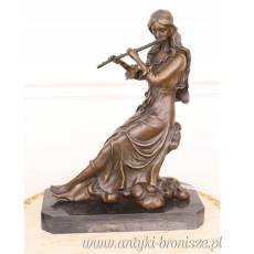 KOBIETA GRAJĄCA NA FLECIE figura z brązu