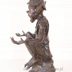 SIEDZĄCY SKRZAT - figura z brązu