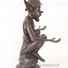SIEDZĄCY SKRZAT - figura z brązu