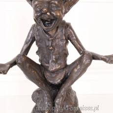 SIEDZĄCY SKRZAT - figura z brązu