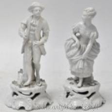 "Elegancka para". 2 figurki z bialej porcelany (monochromia). XIX w. - poz. 5147