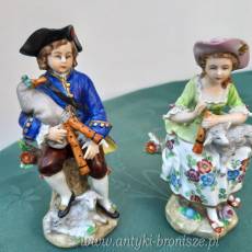 Para muzykujących pasterzy z kobza i barankiem, w odswietnych strojach - niemiecka porcelana - poz. 2574