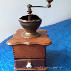 Mlynek do kawy, drewniany z porcelanowym uchwytem na szufladce - poz. 3031
