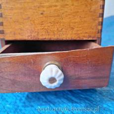 Mlynek do kawy, drewniany z porcelanowym uchwytem na szufladce - poz. 3031