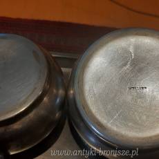 Cukierniczka z pokrywka + mlecznik, pekate,plaskie na malej tacy, sygn."WELLNER"- poz. 4651