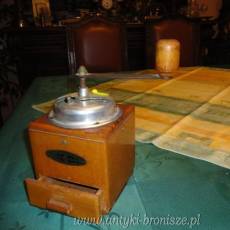 Mlynek do kawy z jasnego drzewa ( stary), z tabliczka "KLAVENTJE" - poz. 4141
