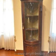 Stylowa witryna narożna, orzech, dwudzielna, gięte fronty i szkło, złota tkanina wys.200cm szer 45cm