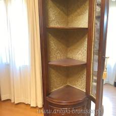 Stylowa witryna narożna, orzech, dwudzielna, gięte fronty i szkło, złota tkanina wys.200cm szer 45cm