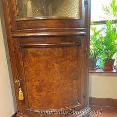 Stylowa witryna narożna, orzech, dwudzielna, gięte fronty i szkło, złota tkanina wys.200cm szer 45cm