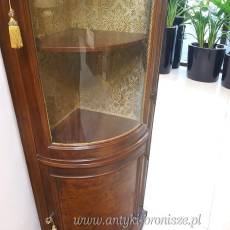 Stylowa witryna narożna, orzech, dwudzielna, gięte fronty i szkło, złota tkanina wys.200cm szer 45cm