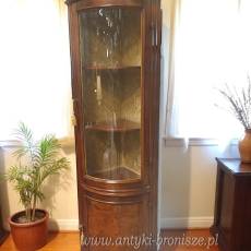 Stylowa witryna narożna, orzech, dwudzielna, gięte fronty i szkło, złota tkanina wys.200cm szer 45cm