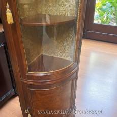 Stylowa witryna narożna, orzech, dwudzielna, gięte fronty i szkło, złota tkanina wys.200cm szer 45cm