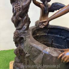 DZIECI BAWIĄCE SIE NA STUDNI -obodowa studni FONTANNA