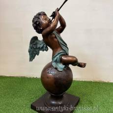 AMOR GRAJĄCY NA TRĄBCE -figura z brązu