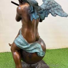 ANIOŁEK na kuli -FIGURA z brązu