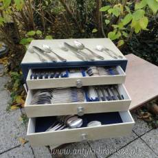 Sztucce-Kuferek (3 szufladki) z zestawem platerowych sztuccow, w stylu Régence - poz. 4325