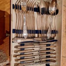 Sztucce-Kuferek (3 szufladki) z zestawem platerowych sztuccow, w stylu Régence - poz. 4325