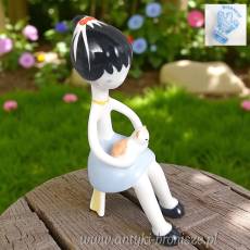 Dziewczynka z kotkiem lalki projekt Ősz Szabó Antónia Aquincum pikasy lata 60te