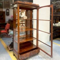 Serwantka w stylu Biedermeier