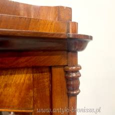 Serwantka w stylu Biedermeier