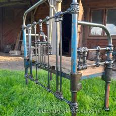 Urocza metalowa ławka