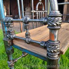 Urocza metalowa ławka