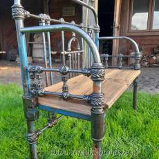 Urocza metalowa ławka