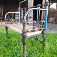 Urocza metalowa ławka