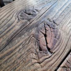 Urocza metalowa ławka