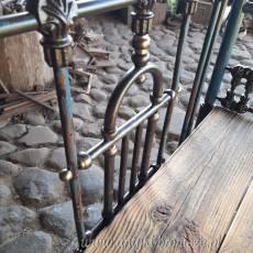 Urocza metalowa ławka