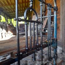 Urocza metalowa ławka