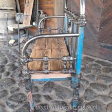 Urocza metalowa ławka