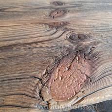 Urocza metalowa ławka