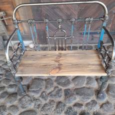 Urocza metalowa ławka