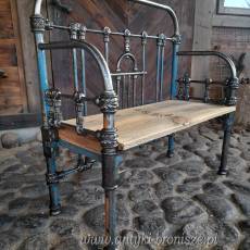 Urocza metalowa ławka