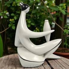 New Look kobieta z wazonem Zsolnay Török János 1960r biało czarna kolorystyka